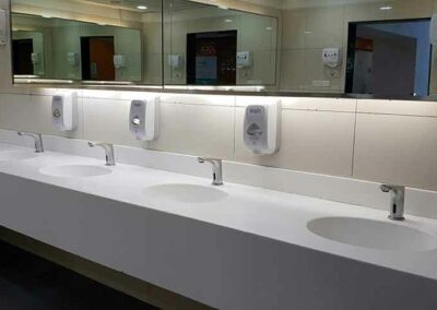 Une installation de tuyauterie dans une salle de bain